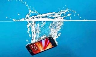手机掉水里怎么办