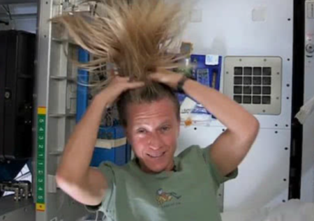 航天员用免洗洗发液洗头 航天员是怎么洗头的
