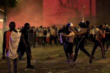 球迷巴黎街头狂欢引骚乱 法国夺冠狂欢引骚乱多少球迷死亡